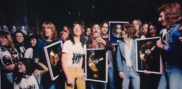 Zurich, le 01/02/1976, remise d'un disque d'or pour les ventes de 'On the level'